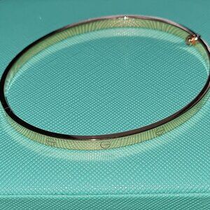 18k Gold bangle with screw type design Rose gold color